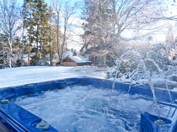Large country house - Suidhe Lodge hot tub in the snow