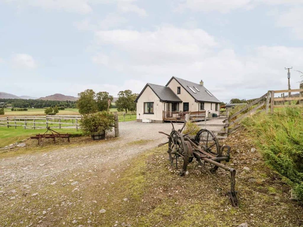 Modern house on a farm with a wooden trailer Creag-na-Sanais Laggan